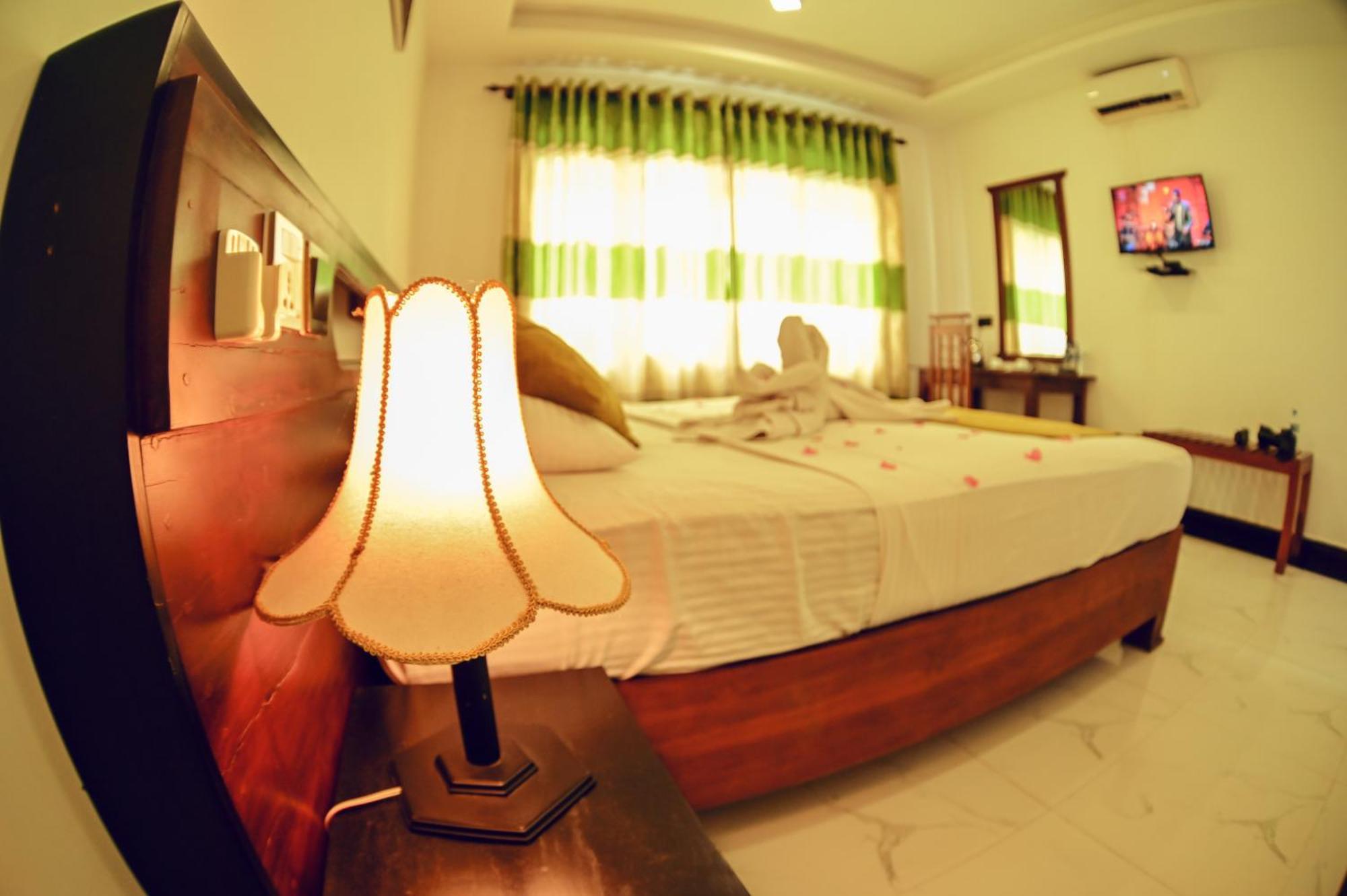 Hotel Golden Ray Дамбулла Экстерьер фото